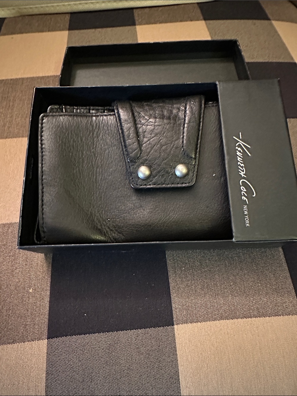 Kenneth Cole Black Leather Snap Card-New with box